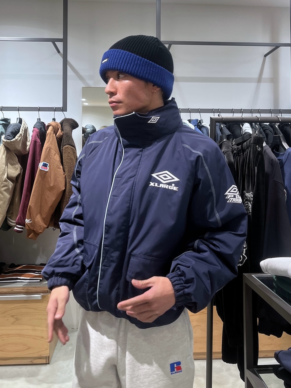 ブルー系のブルゾン、グレー系のスウェットパンツ、ブラック系のニットキャップ/ビーニーを着用したメンズの秋コーディネートの8枚目の写真