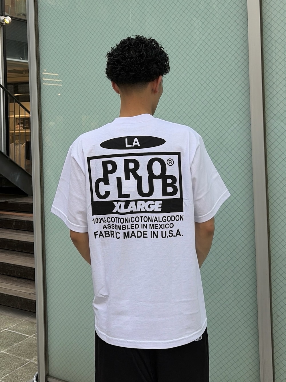 ブラック系のカーゴパンツ、グリーン系のシャツ/ブラウス、ホワイト系のTシャツ/カットソーを着用したメンズの春コーディネートの7枚目の写真