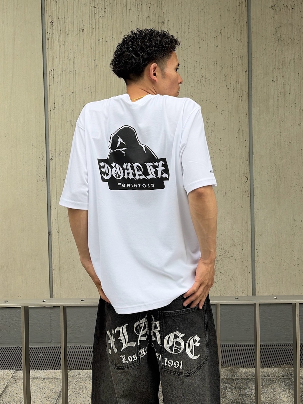 ホワイト系のTシャツ/カットソー、ブラック系のデニムパンツを着用したメンズの夏コーディネートの8枚目の写真