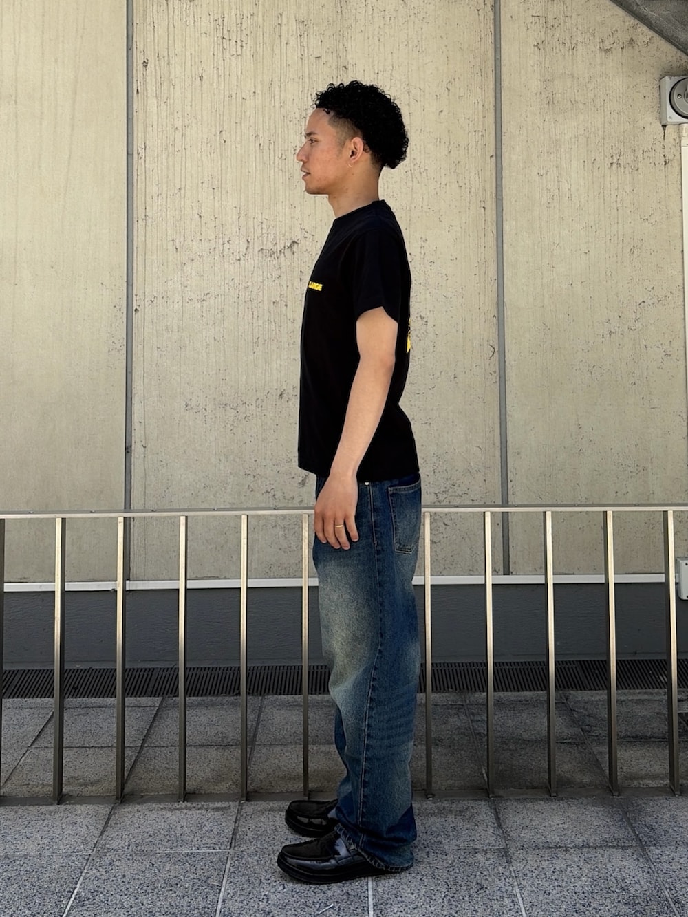 ピンク系のTシャツ/カットソー、ブルー系のデニムパンツを着用したメンズの夏コーディネートの2枚目の写真