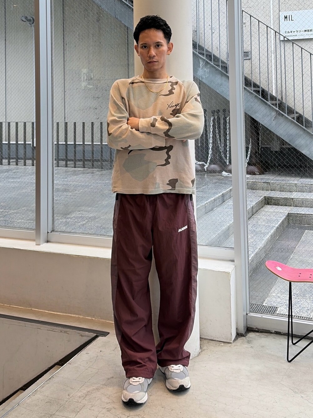 その他のTシャツ/カットソー、レッド系のその他パンツを着用したメンズの秋コーディネートの2枚目の写真