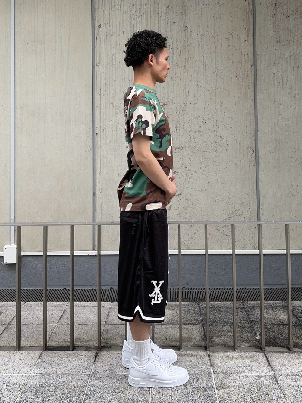 その他のTシャツ/カットソー、ブラック系のその他パンツを着用したメンズの夏コーディネートの4枚目の写真