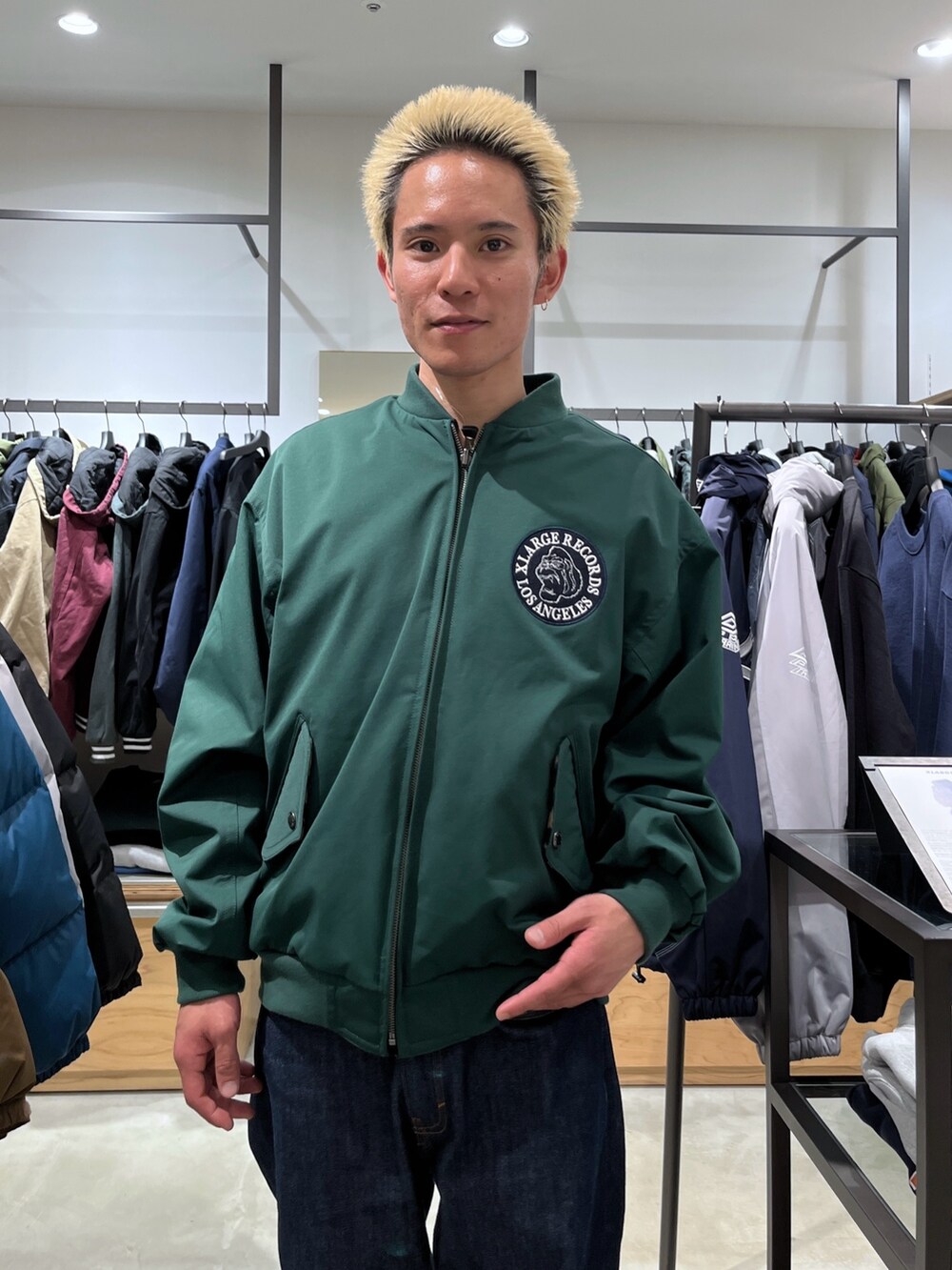 グリーン系のその他アウター、ブルー系のデニムパンツを着用したメンズの冬コーディネートの7枚目の写真