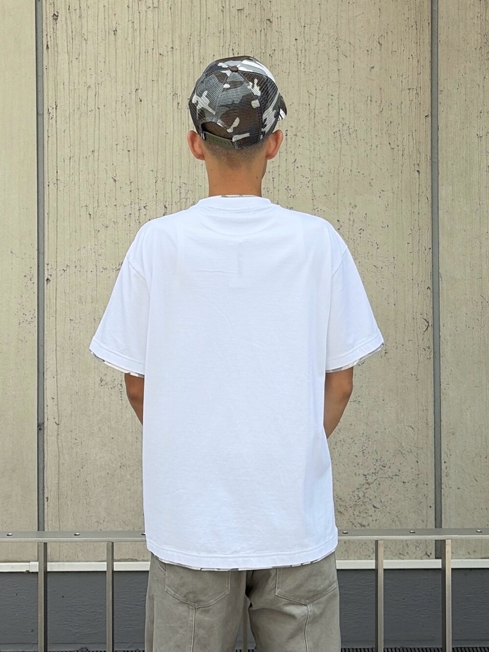 ブラック系のTシャツ/カットソー、グレー系のその他パンツ、その他のキャップを着用したメンズの夏コーディネートの9枚目の写真