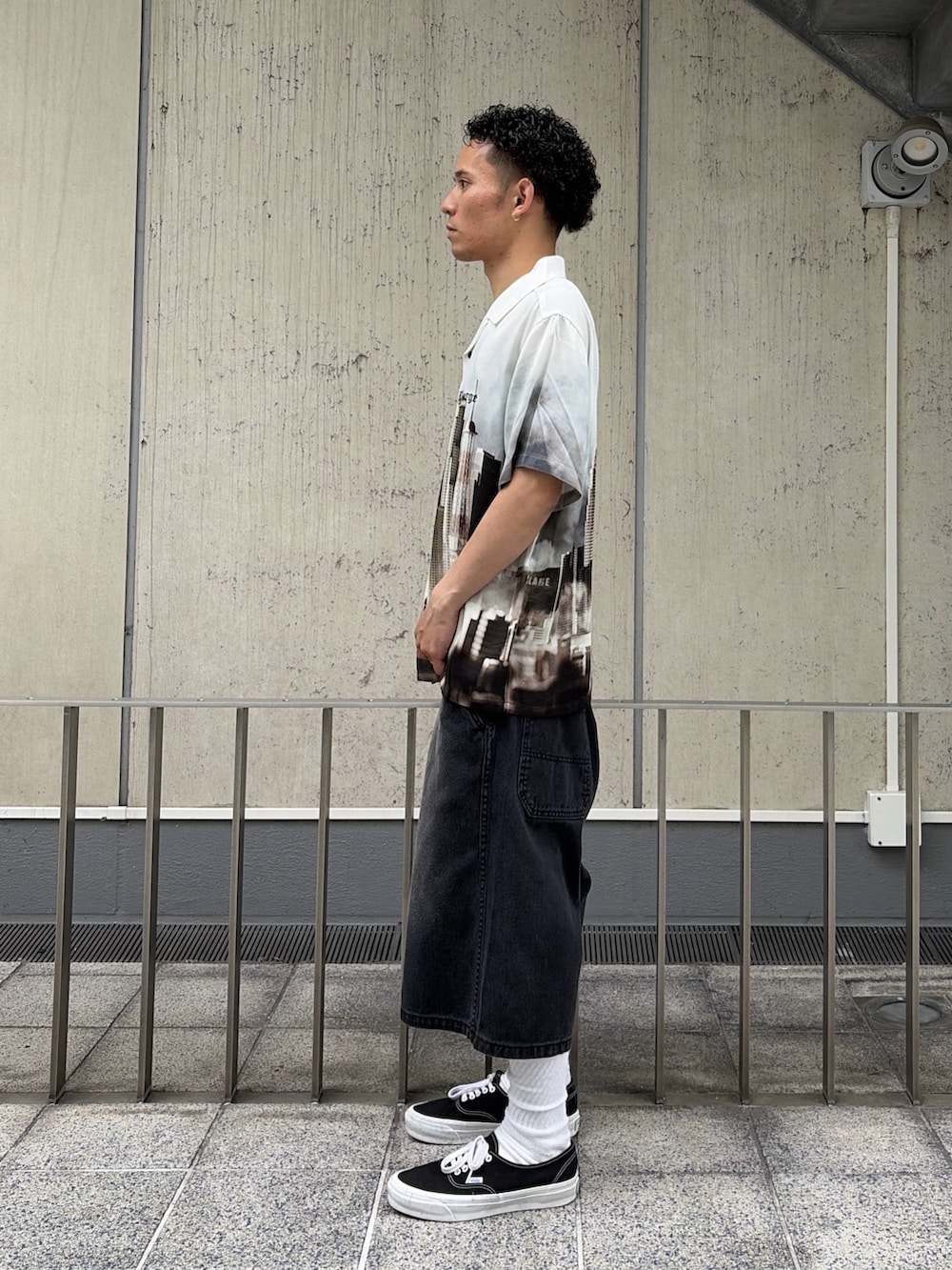 ホワイト系のシャツ/ブラウス、その他のその他パンツを着用したメンズの夏コーディネートの2枚目の写真