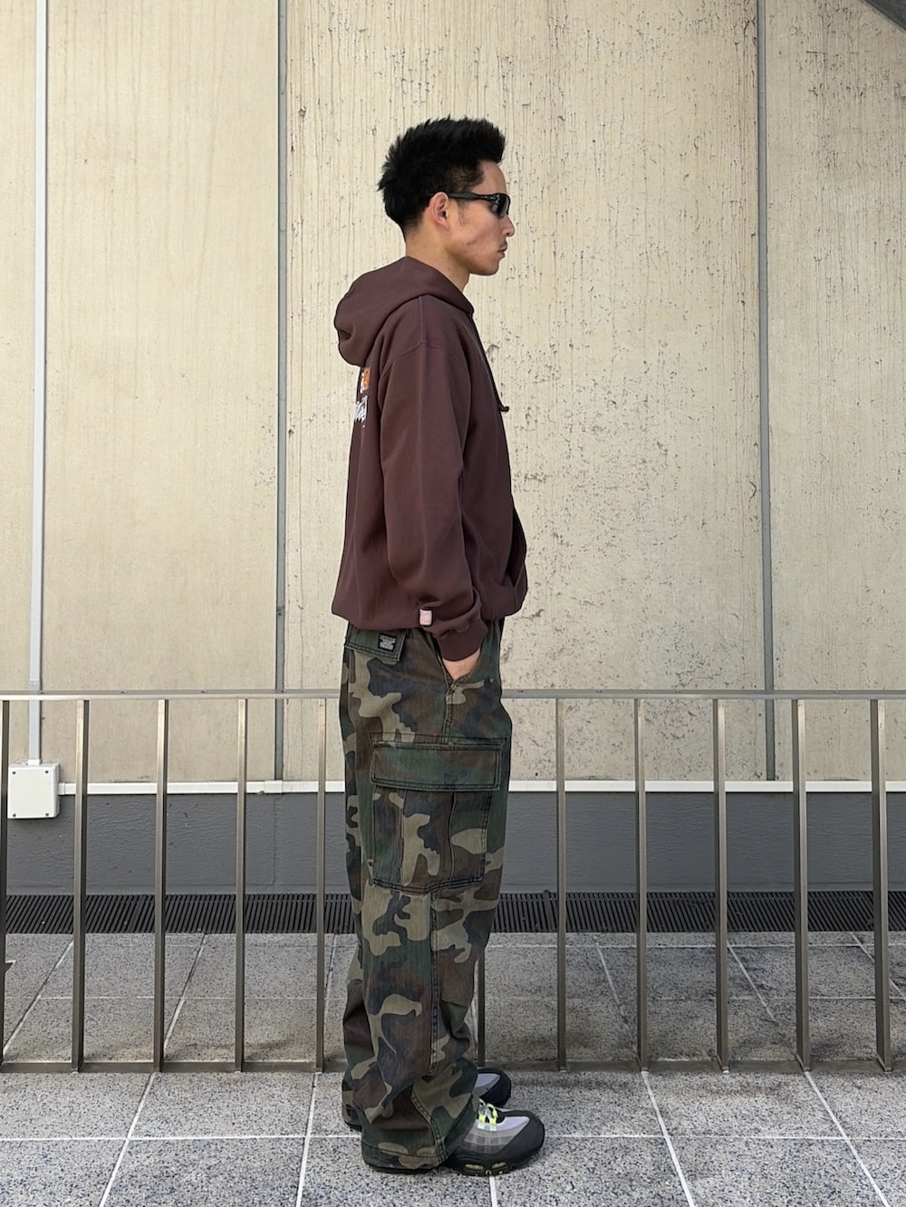 ブラウン系のパーカー、グリーン系のカーゴパンツを着用したメンズの春コーディネートの3枚目の写真