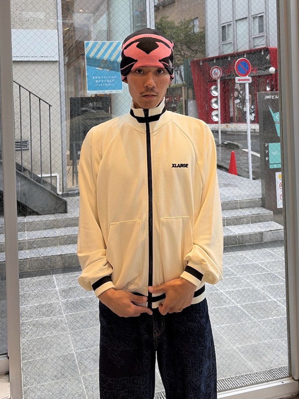 ホワイト系のブルゾン、ブルー系のデニムパンツ、ブルー系のキャップを着用したメンズの秋コーディネートの5枚目の写真