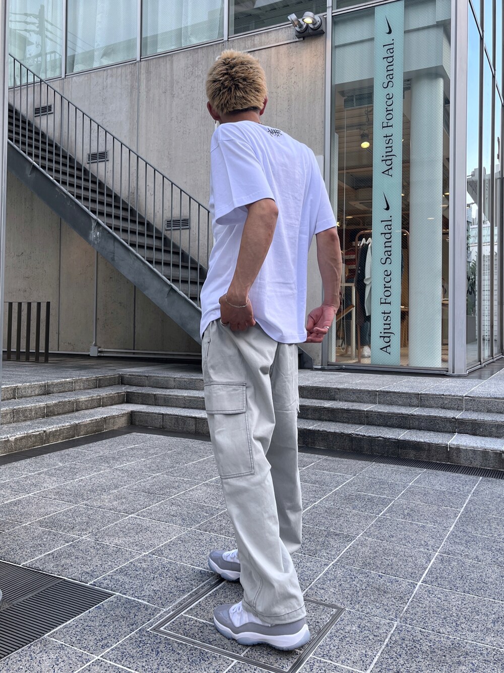 ホワイト系のTシャツ/カットソー、グレー系のカーゴパンツを着用したメンズの夏コーディネートの4枚目の写真