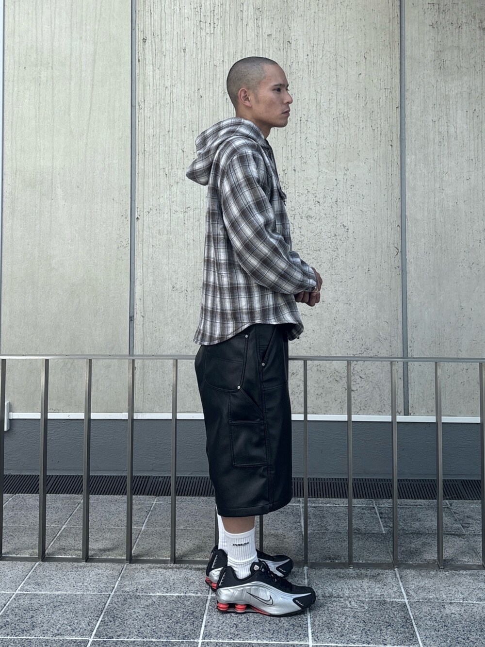 ブラウン系のシャツ/ブラウスを着用したメンズの秋コーディネートの3枚目の写真