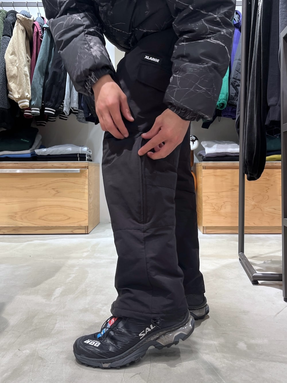 その他のダウンジャケット/コート、ブラック系のその他パンツ、ブラック系のニットキャップ/ビーニーを着用したメンズの冬コーディネートの9枚目の写真