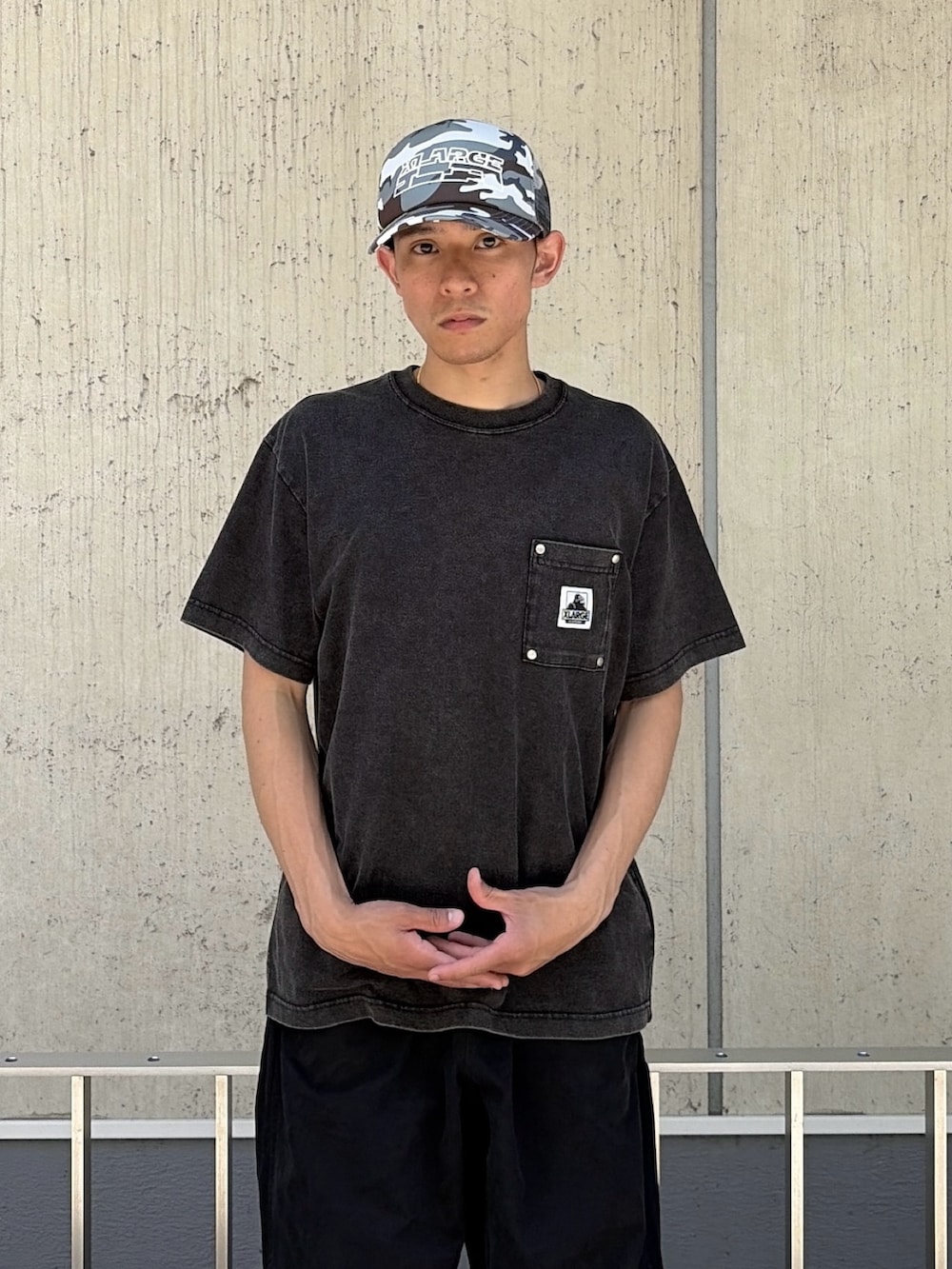 ブラック系のTシャツ/カットソー、ブラック系のその他パンツ、その他のキャップを着用したメンズの夏コーディネートの5枚目の写真