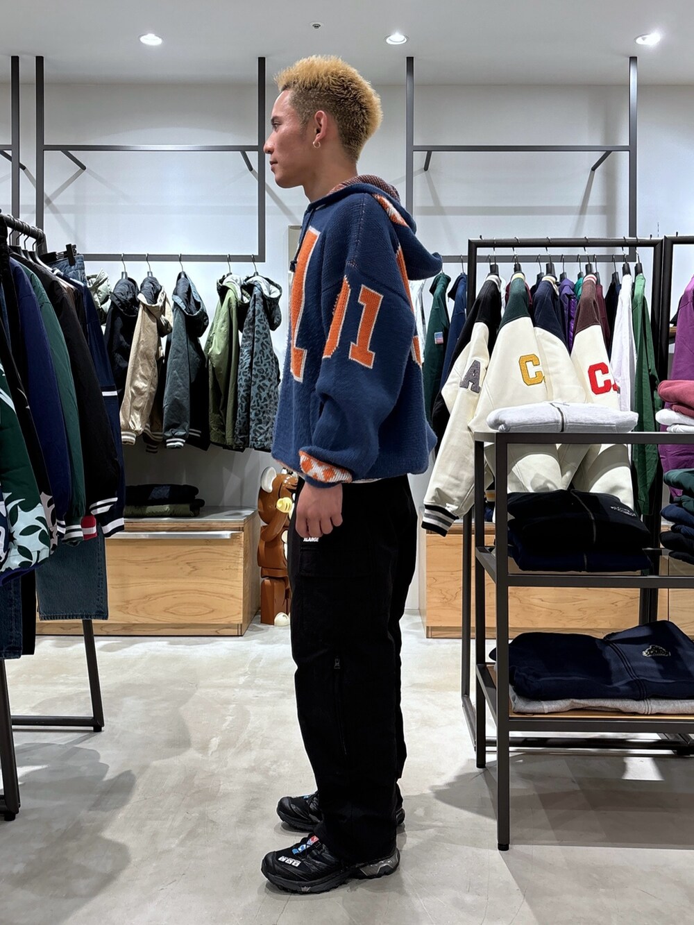 ブルー系のニット/セーター、ブラック系のその他パンツを着用したメンズの冬コーディネートの3枚目の写真