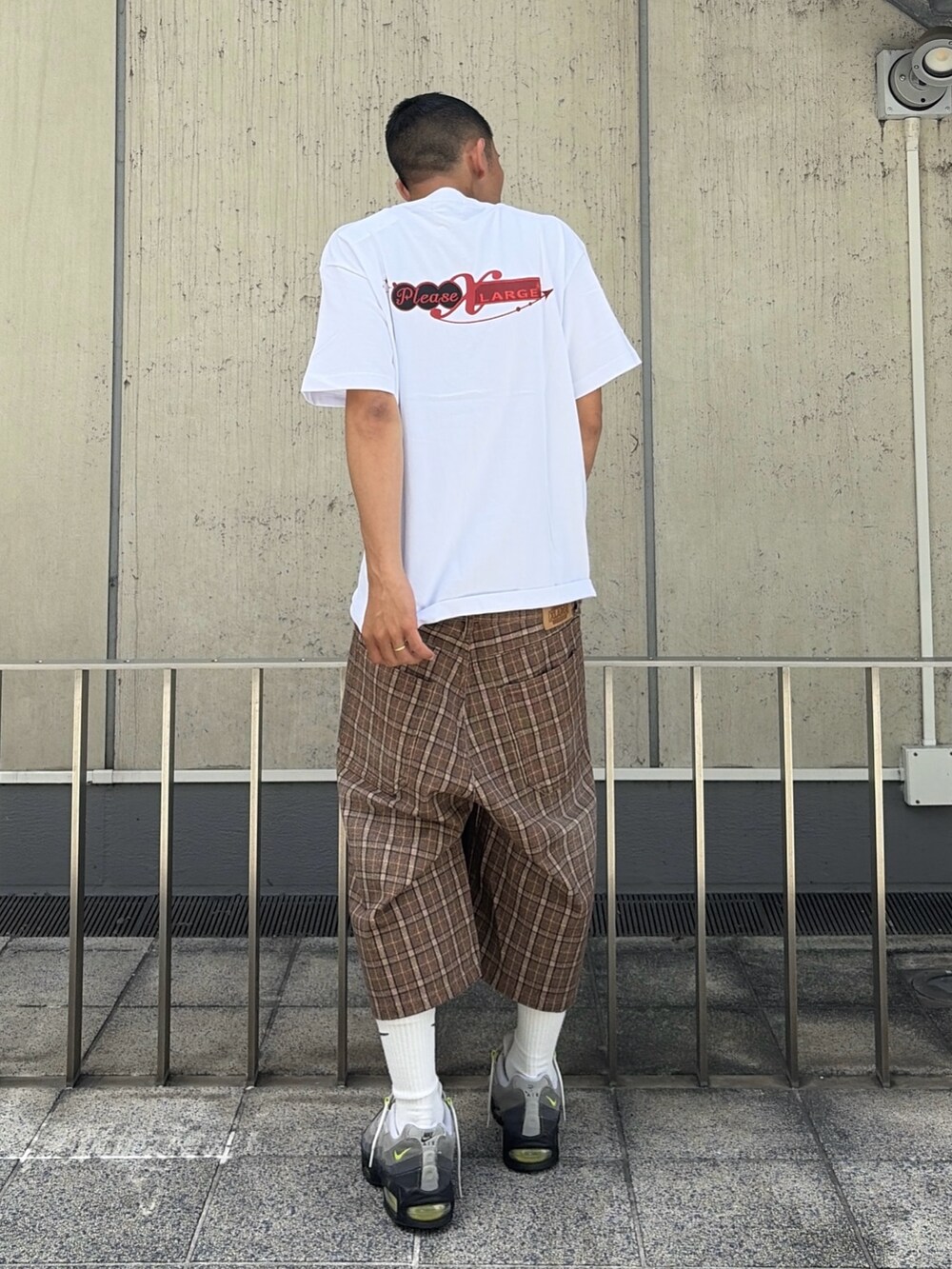 ホワイト系のTシャツ/カットソー、その他のその他パンツを着用したメンズの夏コーディネートの5枚目の写真
