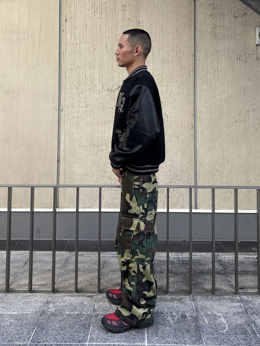 ブラック系のスタジャン、その他のカーゴパンツを着用したメンズの冬コーディネートの2枚目の写真