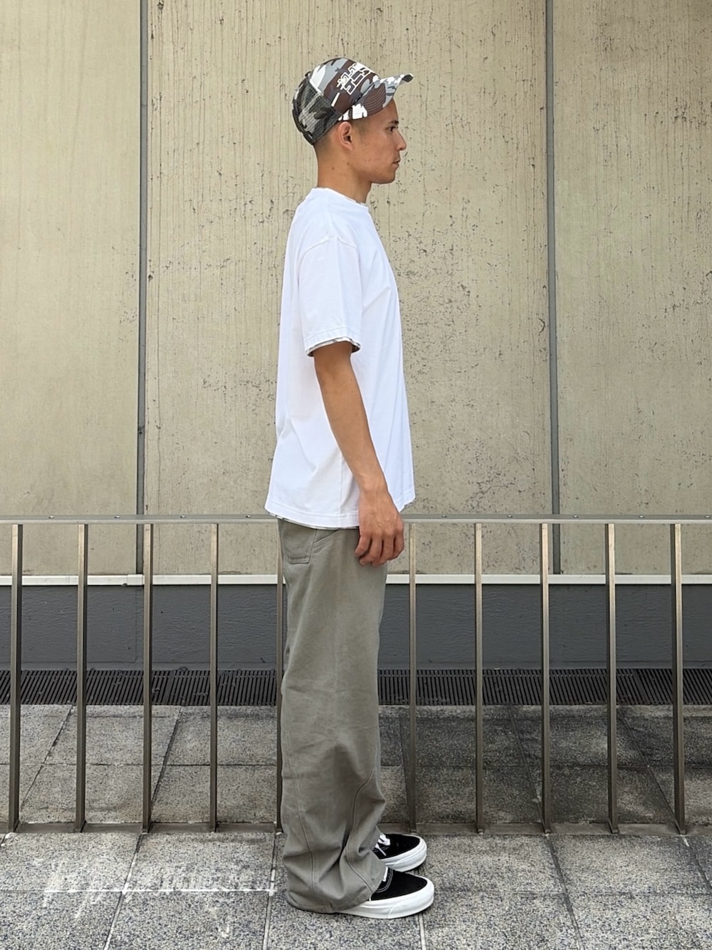 ブラック系のTシャツ/カットソー、グレー系のその他パンツ、その他のキャップを着用したメンズの夏コーディネートの4枚目の写真