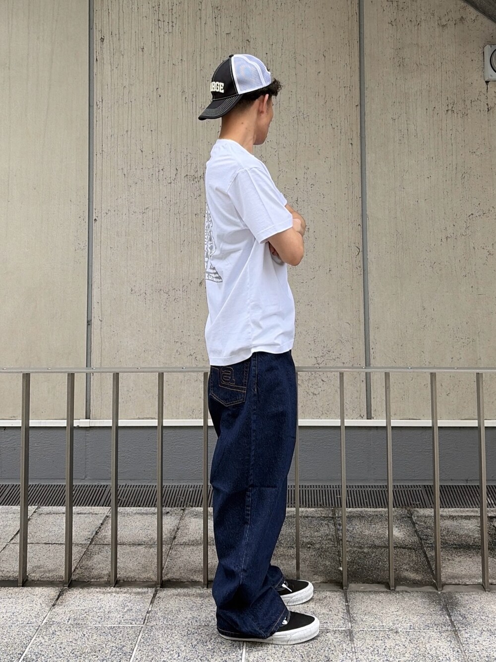 ブルー系のその他パンツ、ホワイト系のTシャツ/カットソー、ブラック系のキャップを着用したメンズの夏コーディネートの3枚目の写真