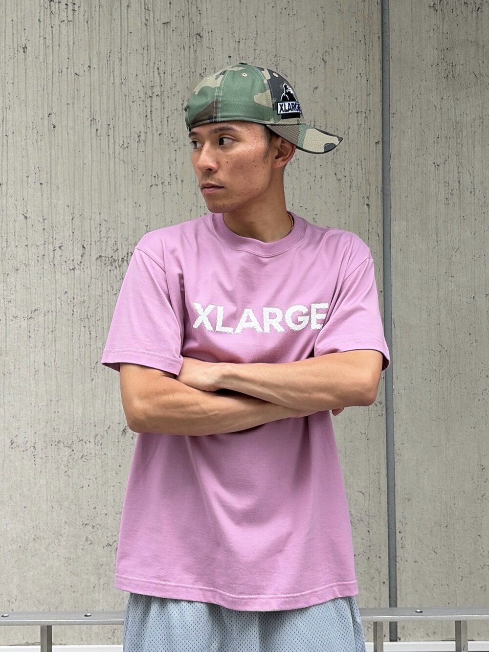 ピンク系のTシャツ/カットソー、ブラック系のその他パンツ、その他のキャップを着用したメンズの夏コーディネートの6枚目の写真