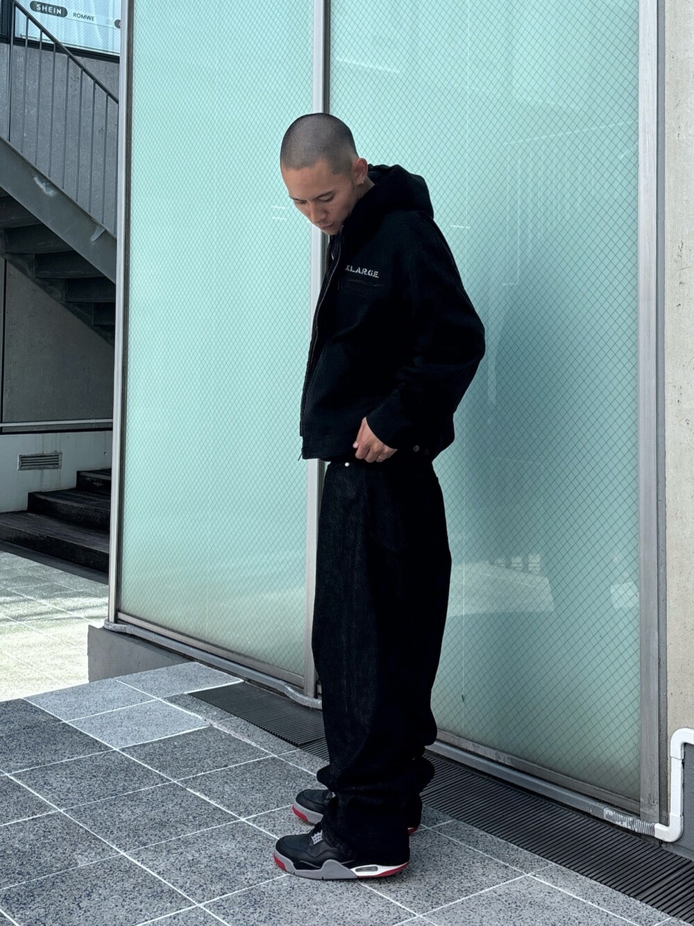 ブラック系のニット/セーター、ブラック系のデニムパンツ、ブラック系のその他アウターを着用したメンズの秋コーディネートの3枚目の写真