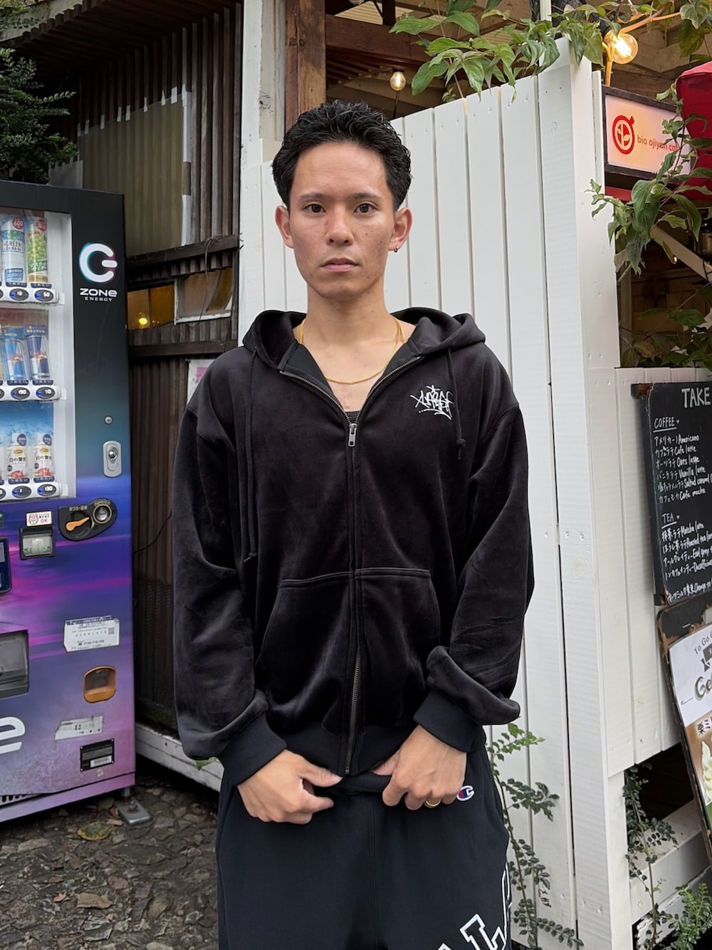 ブラウン系のパーカー、グレー系のスウェットパンツを着用したメンズの秋コーディネートの5枚目の写真