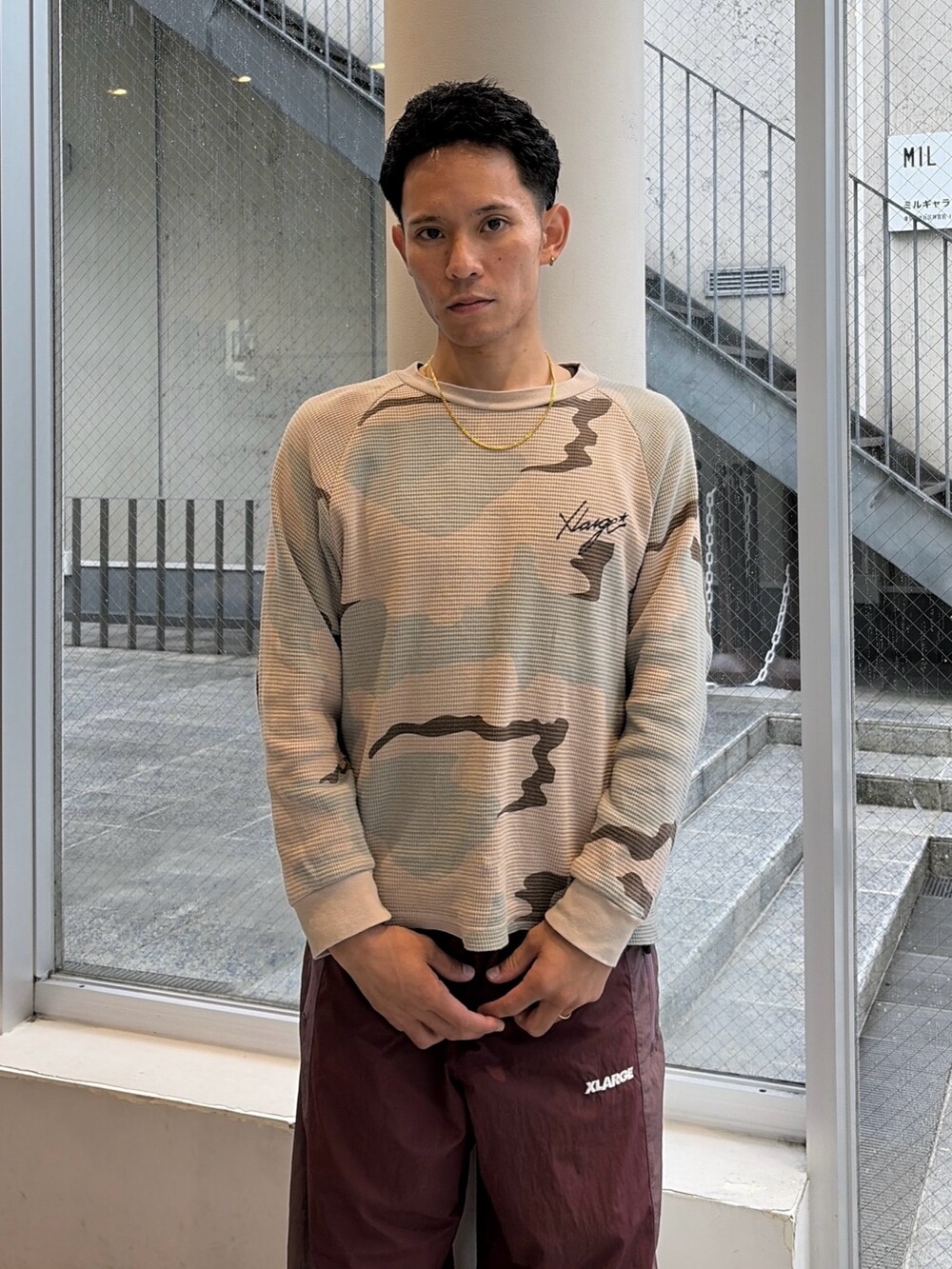 その他のTシャツ/カットソー、レッド系のその他パンツを着用したメンズの秋コーディネートの7枚目の写真