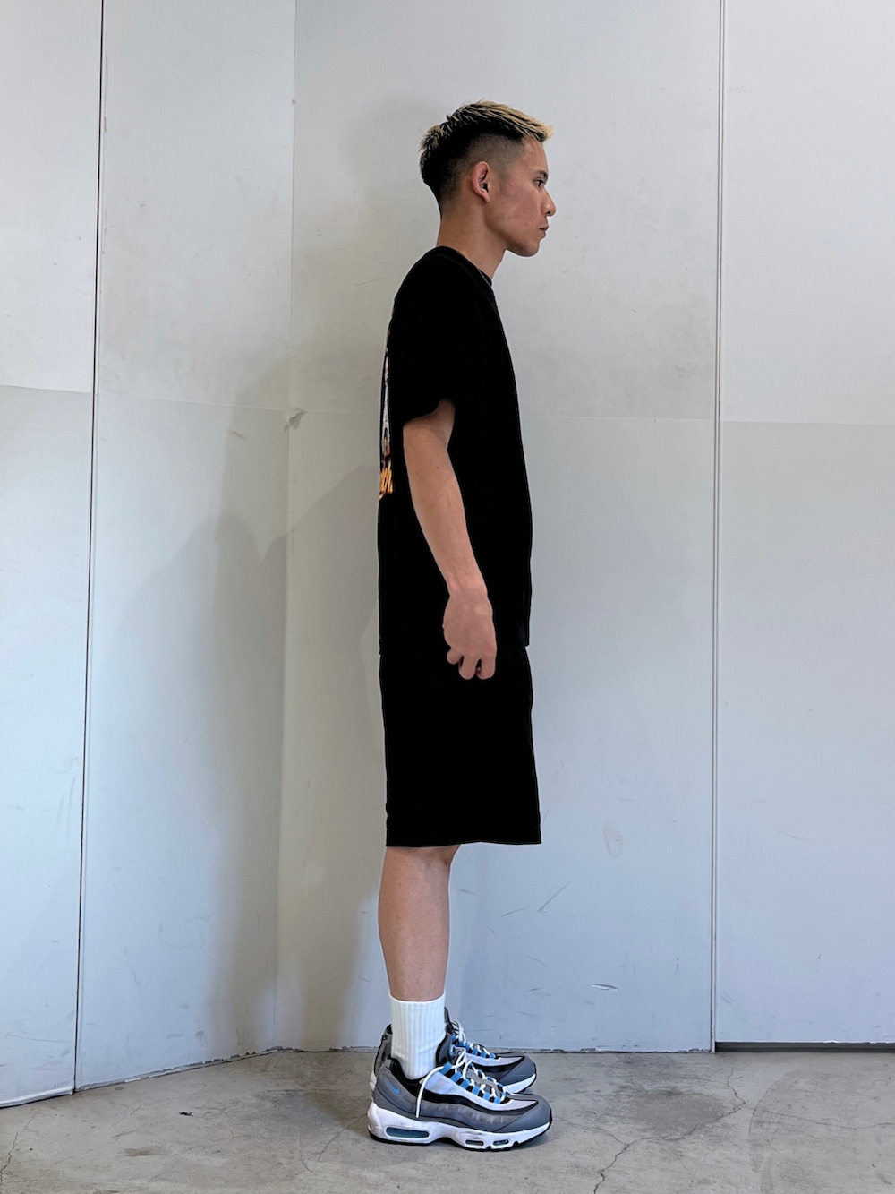 ブラウン系のその他パンツを着用したメンズの夏コーディネートの3枚目の写真