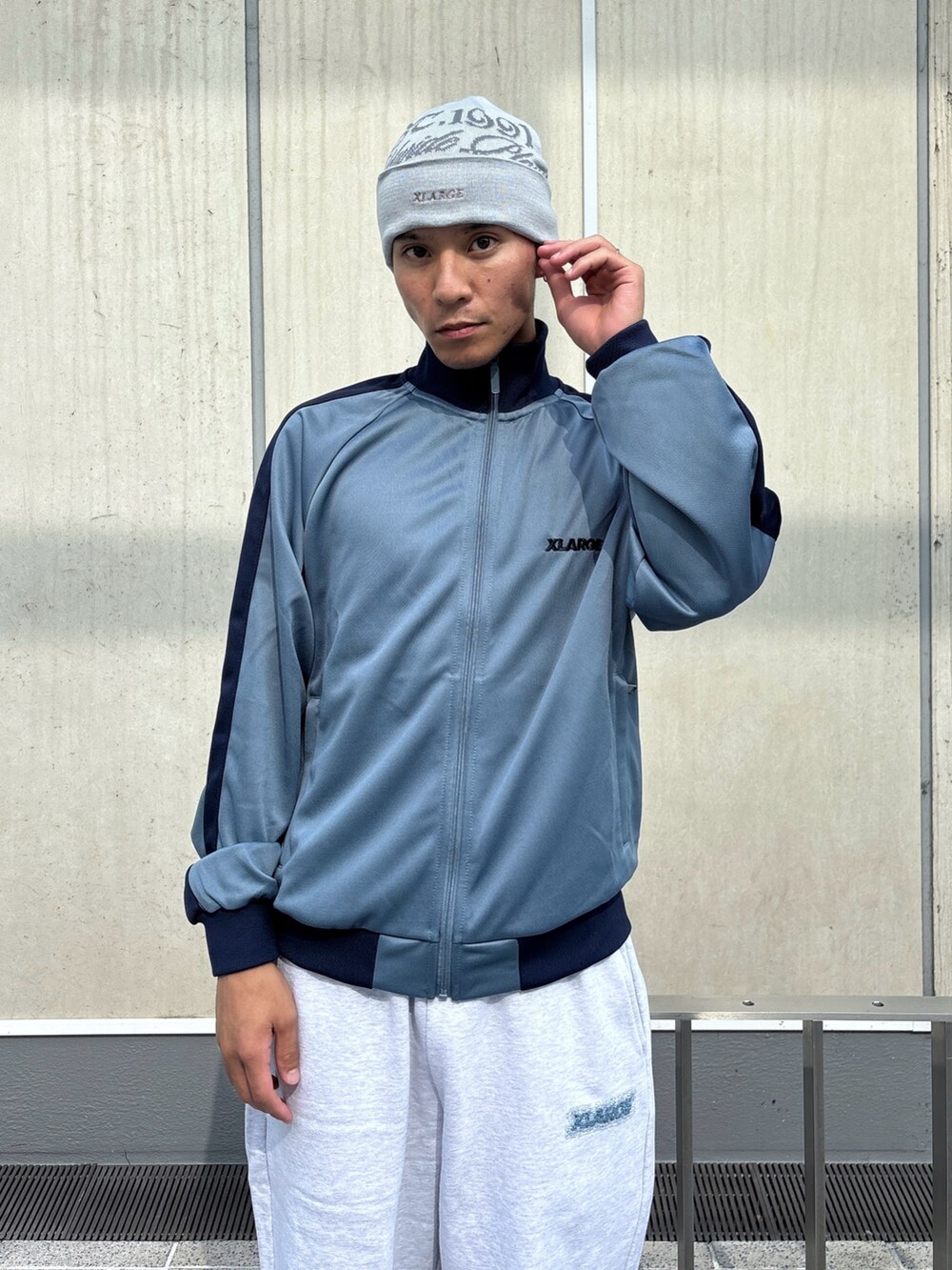 グレー系のスウェットパンツ、ブルー系のブルゾン、ブラック系のニットキャップ/ビーニーを着用したメンズの秋コーディネートの6枚目の写真