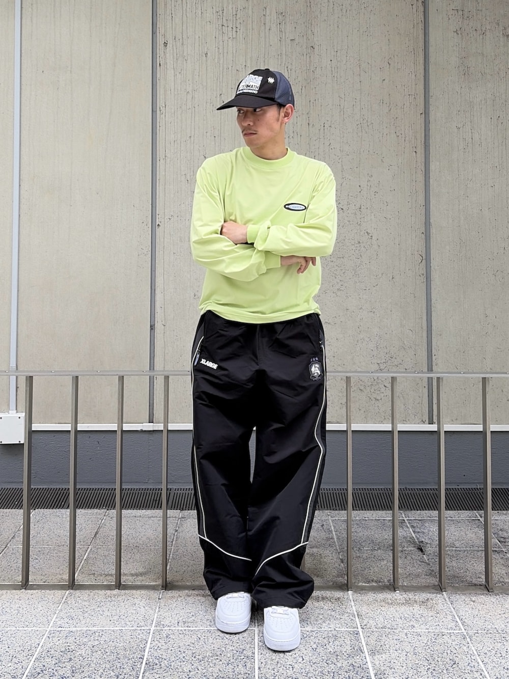 グリーン系のTシャツ/カットソー、ブラック系のその他パンツ、ブラック系のキャップを着用したメンズの春コーディネートの2枚目の写真