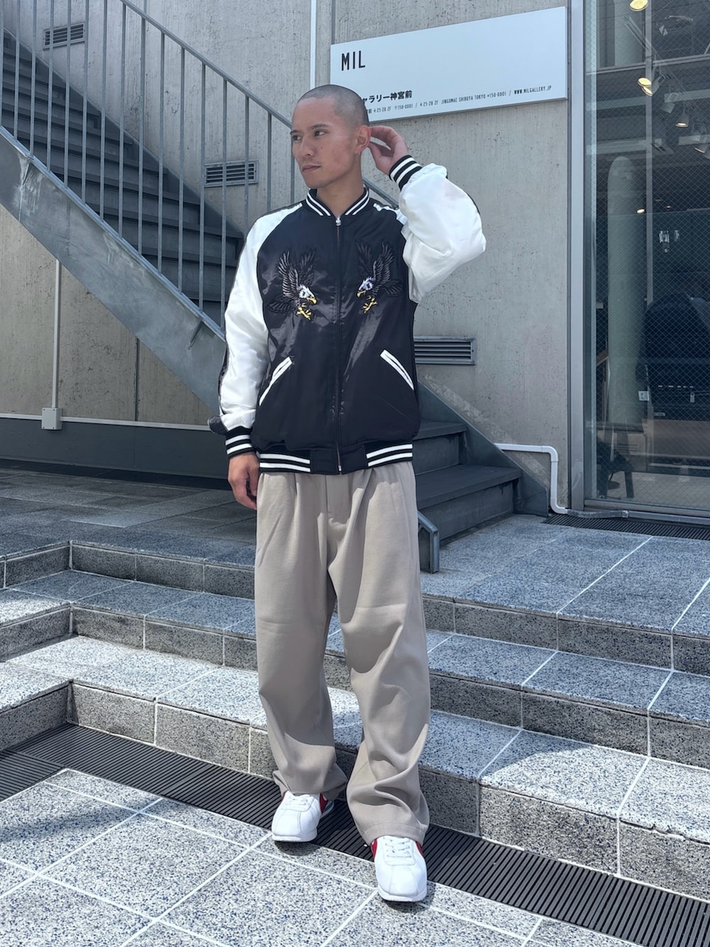 「XLARGEのREVERSIBLE SOUVENIR JACKET（スカジャン、ブラック系）」を使った、香村大貴さん（メンズ・165cm）の秋コーディネートの2枚目の写真