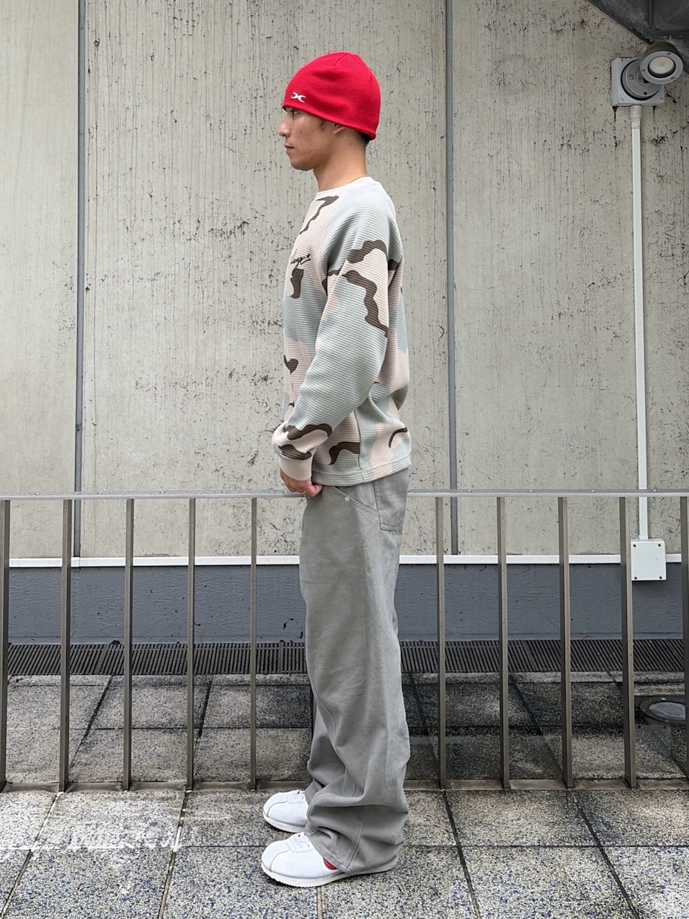その他のTシャツ/カットソー、グレー系のその他パンツ、レッド系のニットキャップ/ビーニーを着用したメンズの夏コーディネートの3枚目の写真