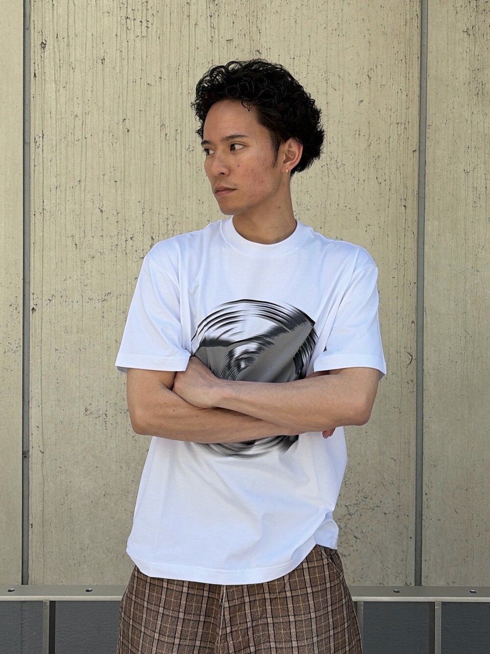 ブラック系のTシャツ/カットソー、その他のその他パンツを着用したメンズの春コーディネートの6枚目の写真