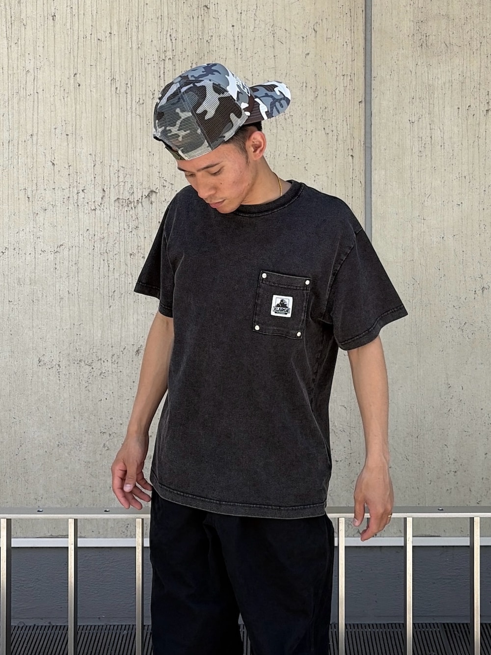 ブラック系のTシャツ/カットソー、ブラック系のその他パンツ、その他のキャップを着用したメンズの夏コーディネートの6枚目の写真