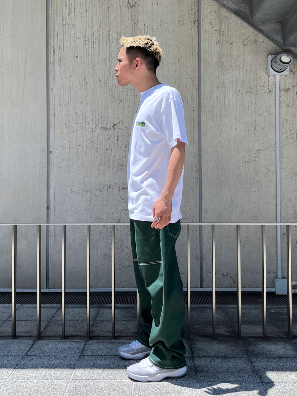 ブラック系のTシャツ/カットソー、ブラック系のその他パンツを着用したメンズの夏コーディネートの2枚目の写真