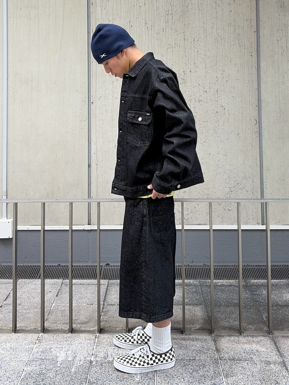 ブラック系のデニムジャケット、ブラック系のその他パンツ、イエロー系のTシャツ/カットソーを着用したメンズの夏コーディネートの3枚目の写真