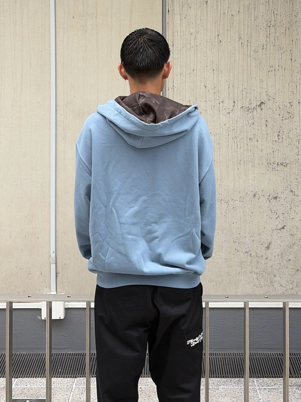 ブルー系のパーカー、ブラック系のその他パンツを着用したメンズの秋コーディネートの8枚目の写真