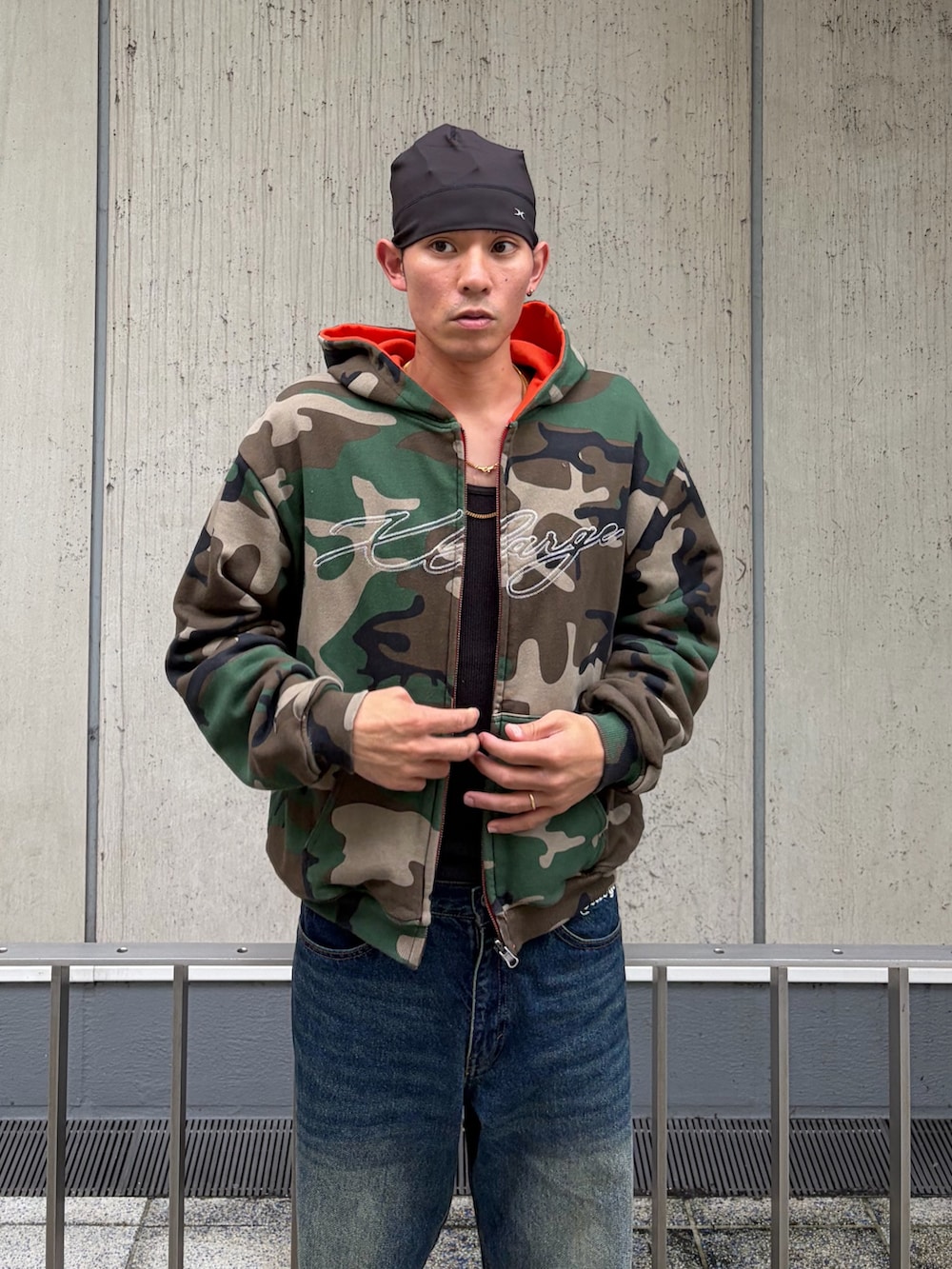 オレンジ系のパーカー、ブルー系のデニムパンツ、その他のニットキャップ/ビーニーを着用したメンズの秋コーディネートの8枚目の写真