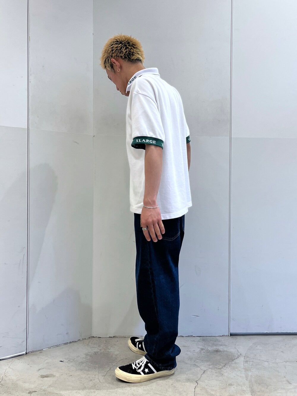 ホワイト系のTシャツ/カットソー、ブルー系のデニムパンツを着用したメンズの夏コーディネートの2枚目の写真