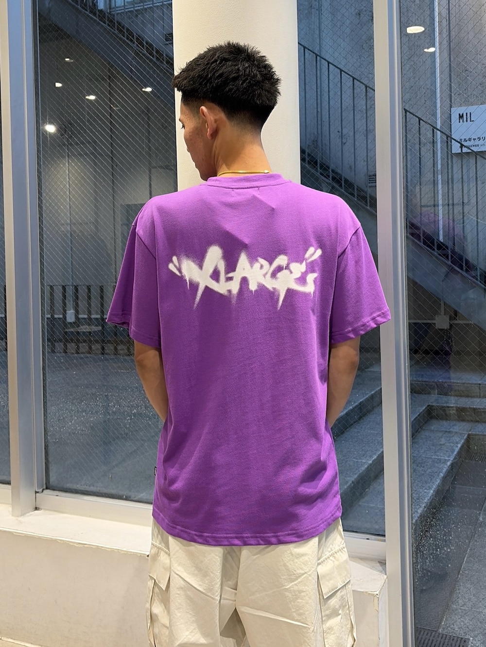 ホワイト系のTシャツ/カットソー、ホワイト系のカーゴパンツを着用したメンズの夏コーディネートの7枚目の写真