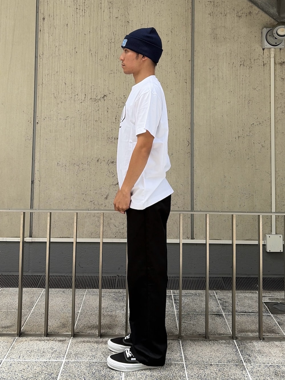 ブラック系のその他パンツを着用したメンズの夏コーディネートの3枚目の写真