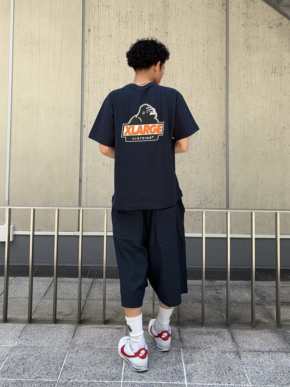ブルー系のTシャツ/カットソー、ブルー系のスウェットパンツを着用したメンズの春コーディネートの5枚目の写真