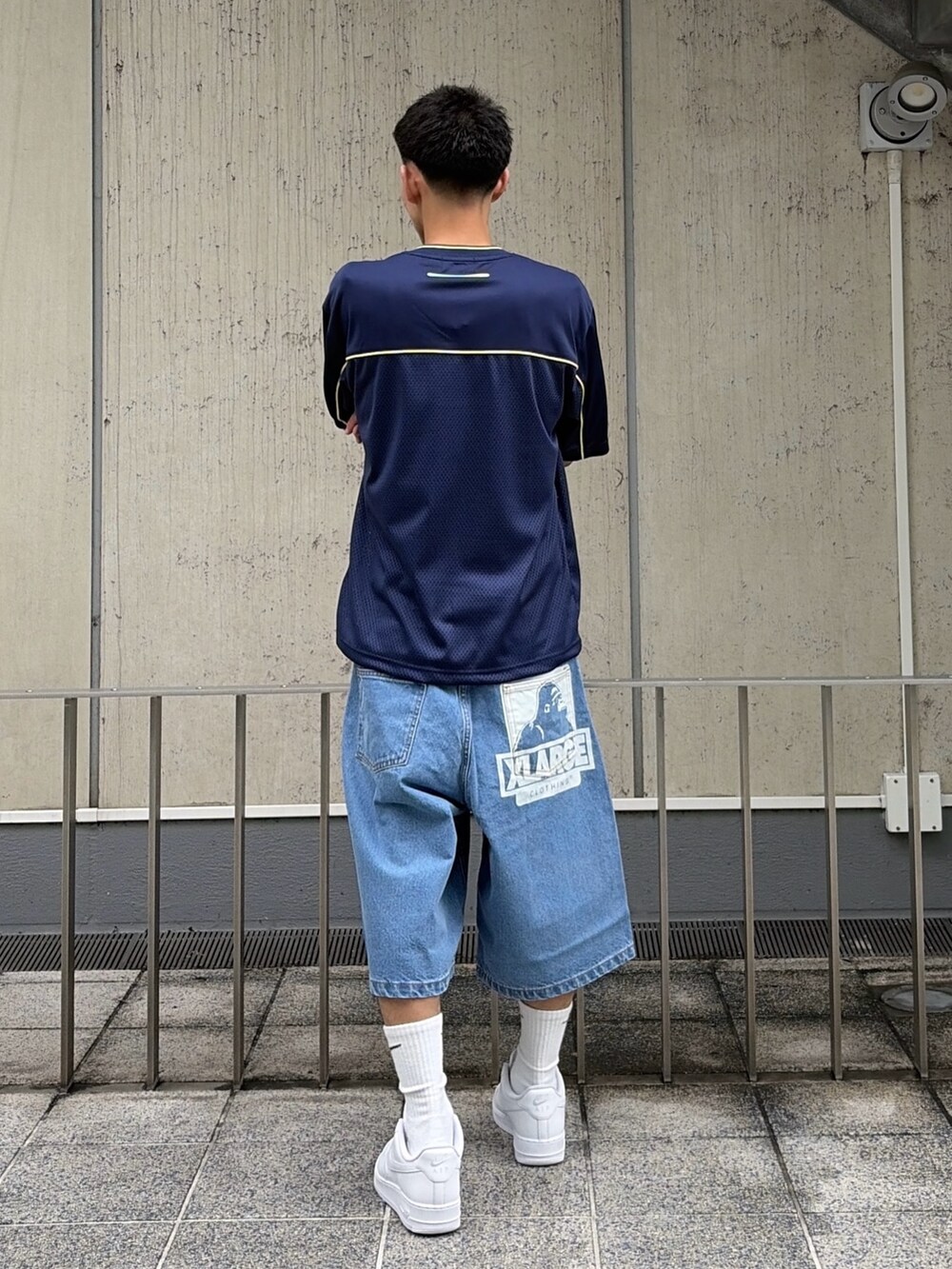 ホワイト系のTシャツ/カットソー、ブルー系のデニムパンツを着用したメンズの夏コーディネートの4枚目の写真