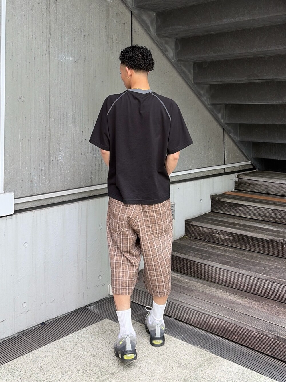 ブラック系のTシャツ/カットソー、その他のその他パンツを着用したメンズの春コーディネートの4枚目の写真