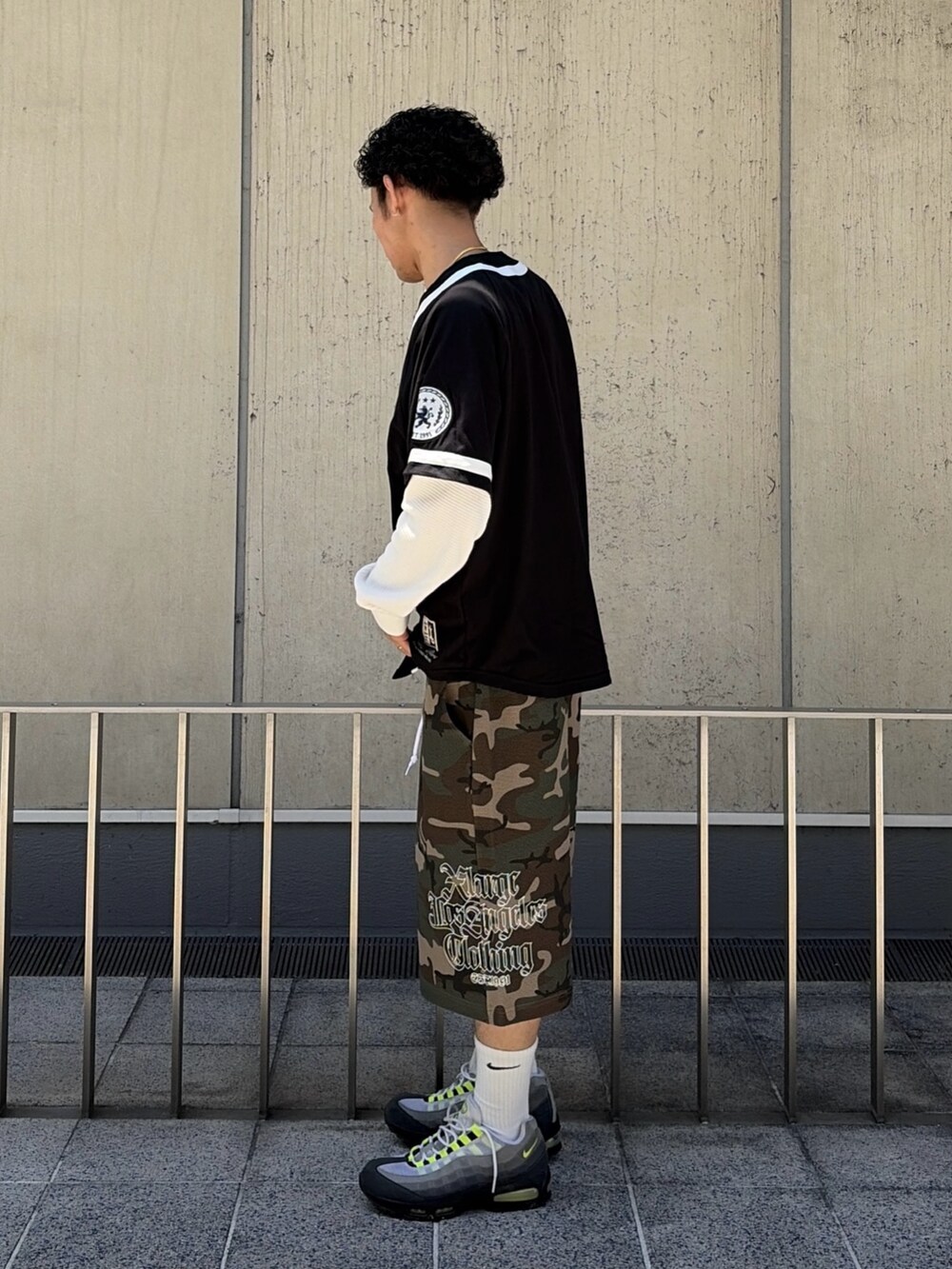 その他のその他パンツ、ブラック系のTシャツ/カットソー、ホワイト系のTシャツ/カットソーを着用したメンズの春コーディネートの2枚目の写真