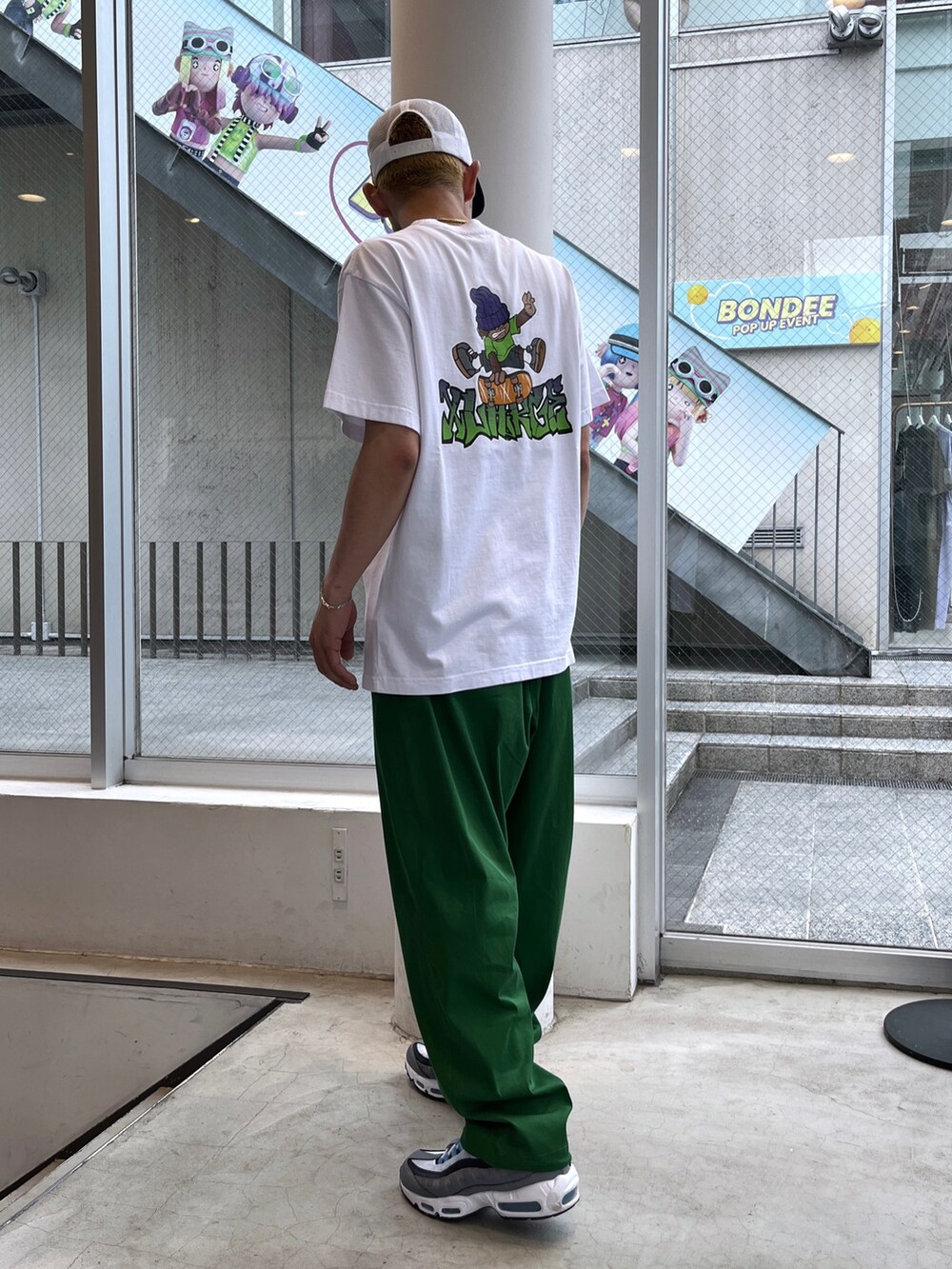 ホワイト系のTシャツ/カットソー、グリーン系のその他パンツ、ホワイト系のキャップを着用したメンズの春コーディネートの4枚目の写真