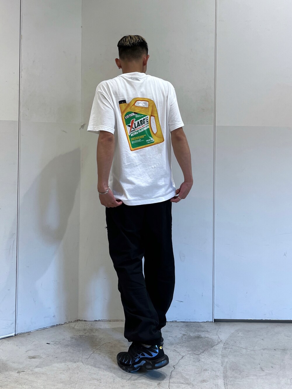 ホワイト系のTシャツ/カットソー、ブラック系のその他パンツを着用したメンズの夏コーディネートの4枚目の写真