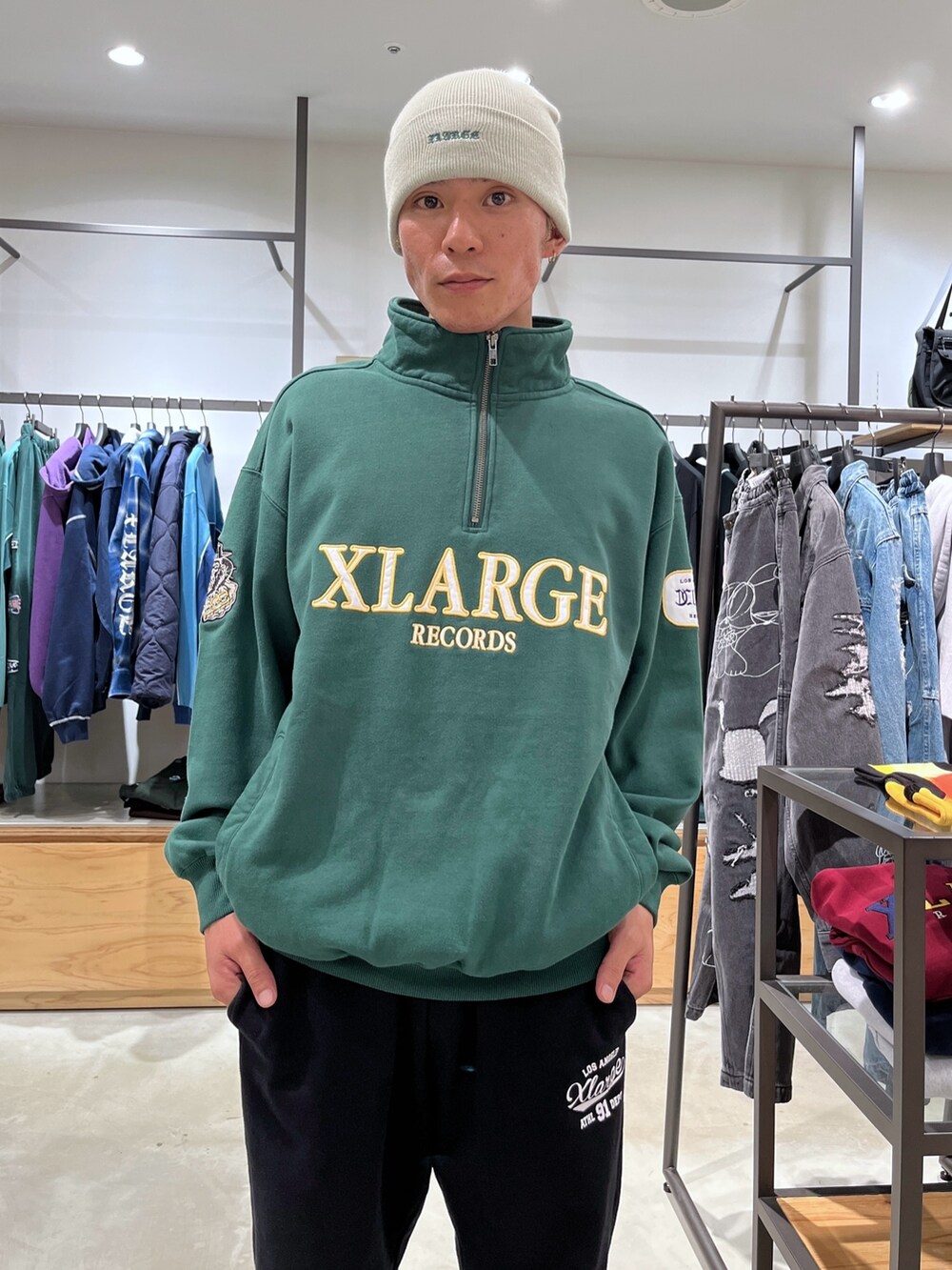 グレー系のスウェットパンツ、グリーン系のスウェット、グレー系のニットキャップ/ビーニーを着用したメンズの秋コーディネートの5枚目の写真