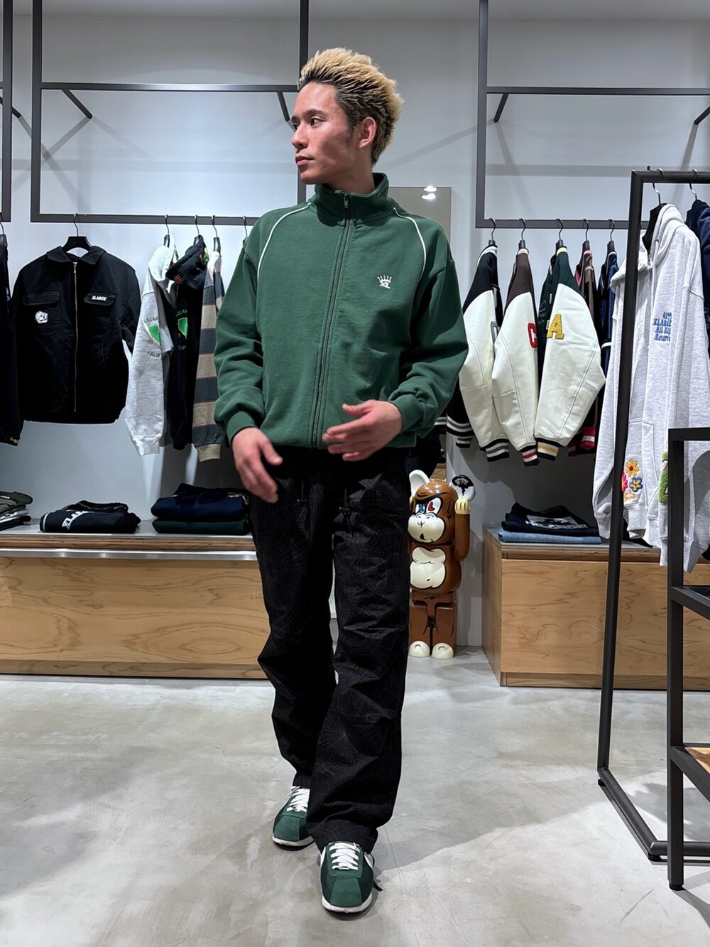 グリーン系のスウェット、ブラック系のその他パンツを着用したメンズの冬コーディネートの2枚目の写真