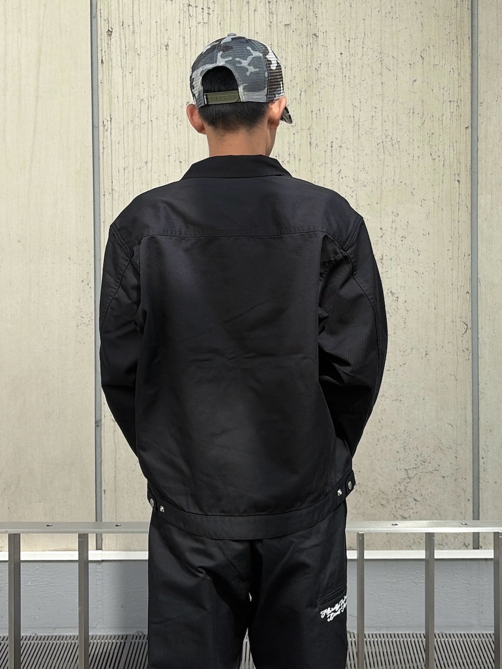 ブラック系のブルゾン、その他のTシャツ/カットソー、ブラック系のその他パンツを着用したメンズの夏コーディネートの9枚目の写真