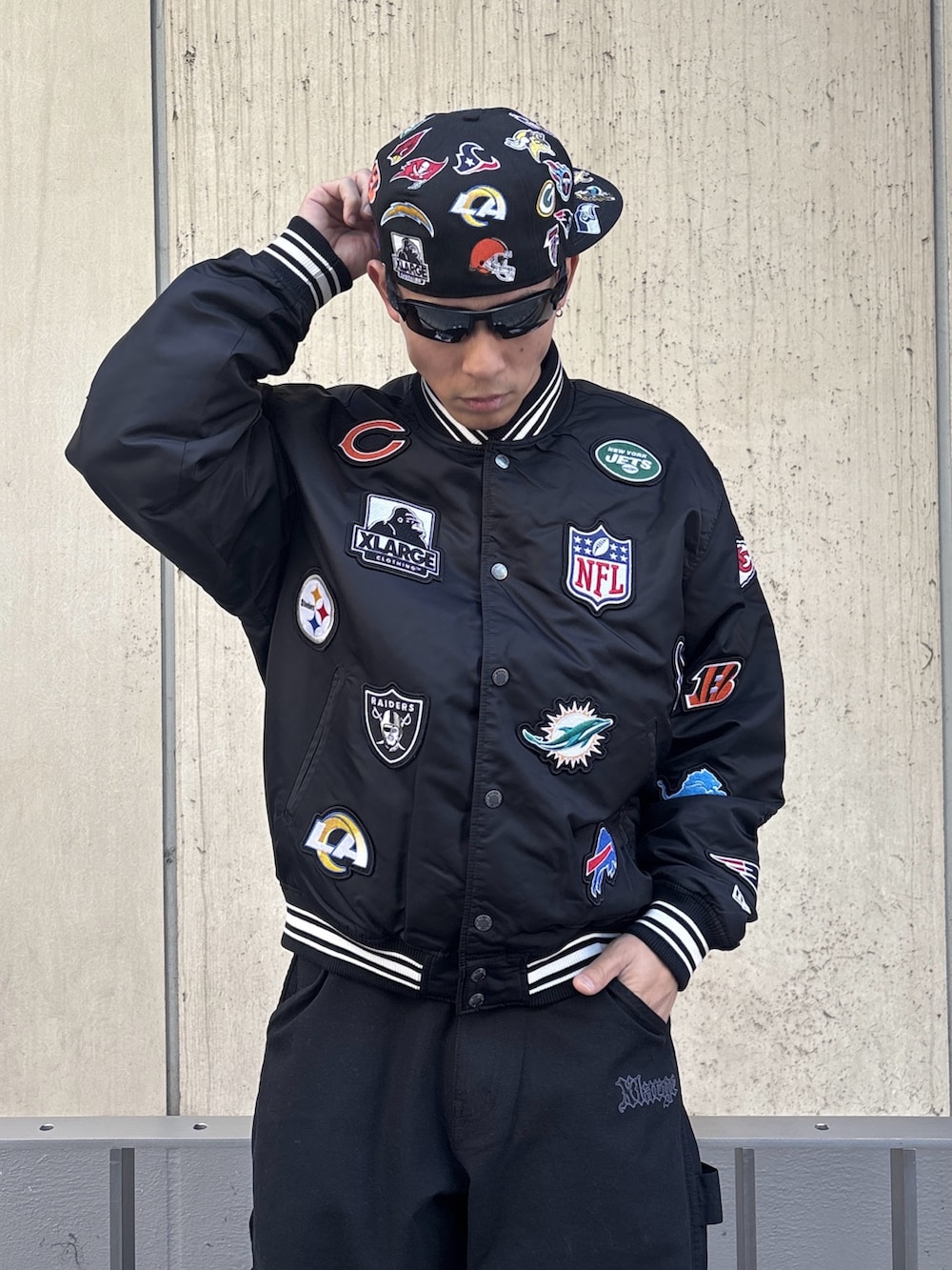 ブラック系のブルゾン、ブラック系のその他パンツ、ブラック系のキャップを着用したメンズの冬コーディネートの5枚目の写真