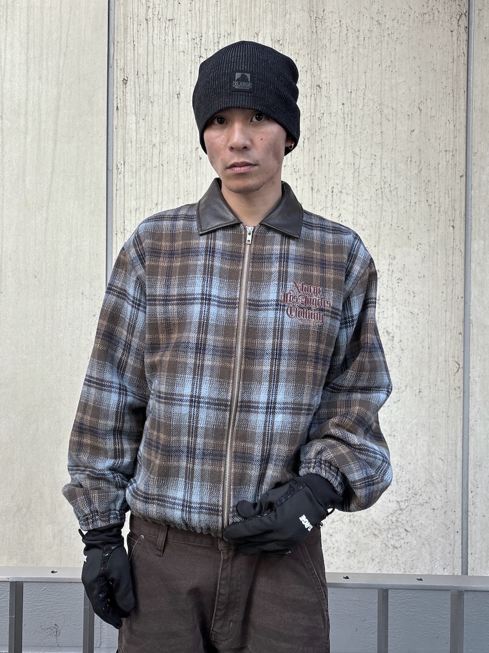 ブラウン系のその他アウター、ブラウン系のその他パンツ、ブラック系のニットキャップ/ビーニーを着用したメンズの秋コーディネートの6枚目の写真