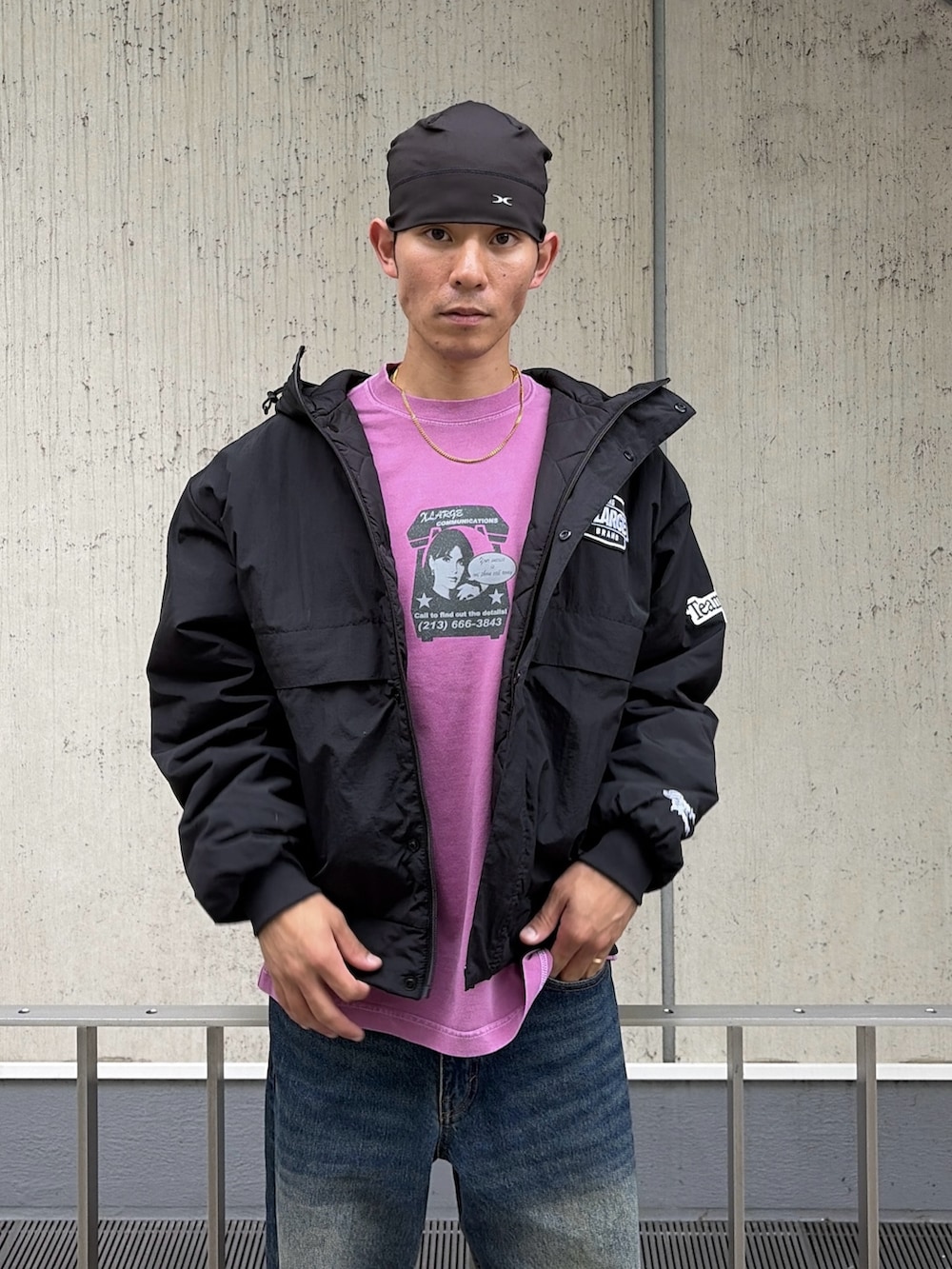 その他のブルゾン、ピンク系のTシャツ/カットソー、ブルー系のデニムパンツを着用したメンズの秋コーディネートの6枚目の写真